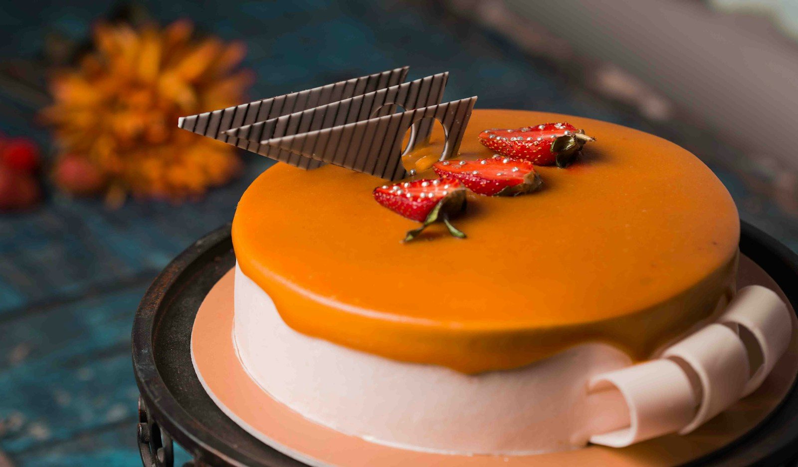 Bolo de caramelo decorado com morangos e chocolate