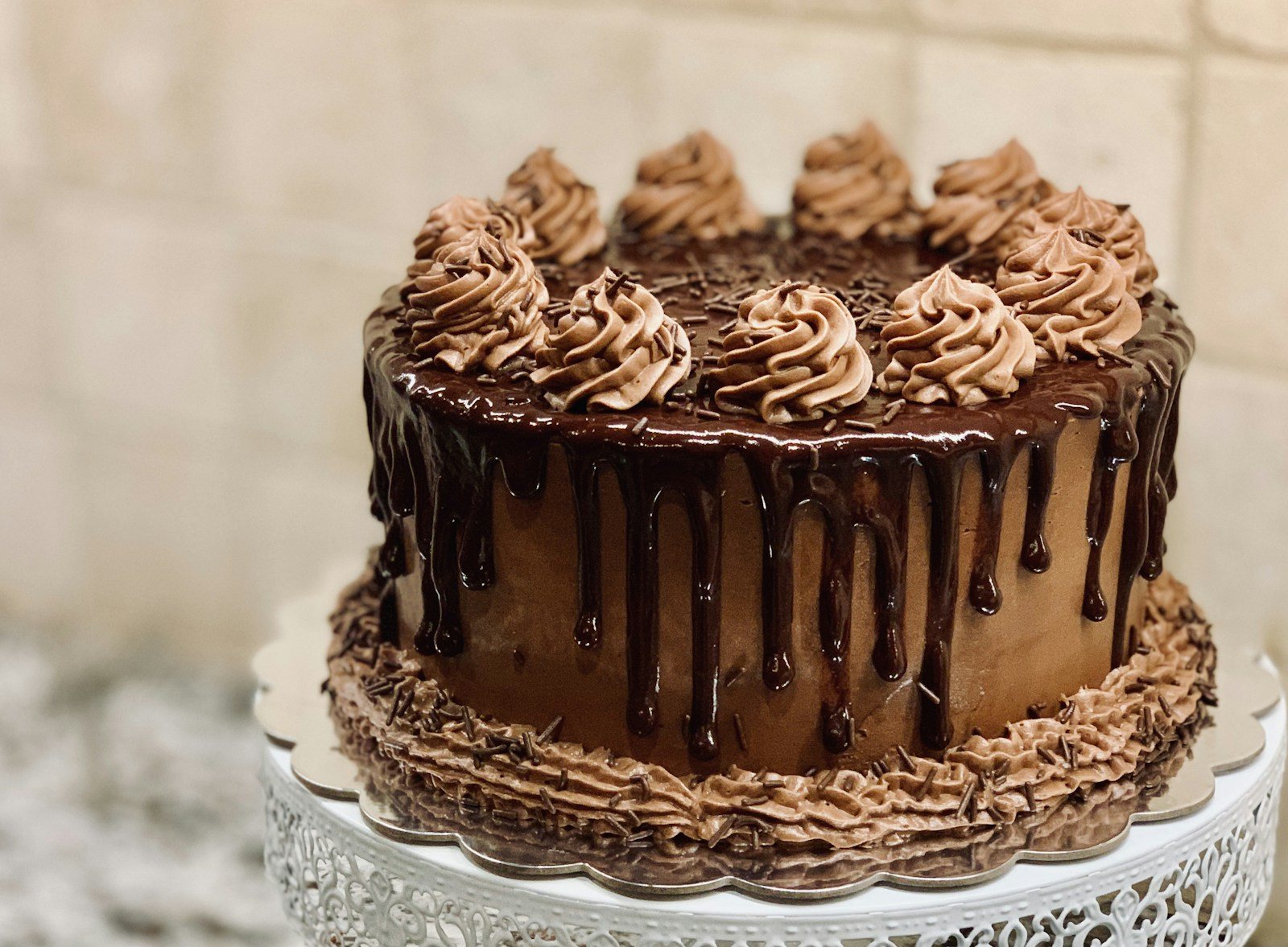 Bolo de chocolate com ganache e decoração cremosa