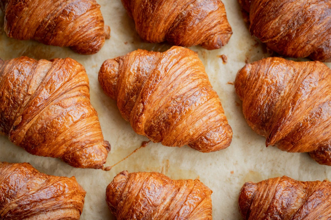 Uma seleção de croissants dourados