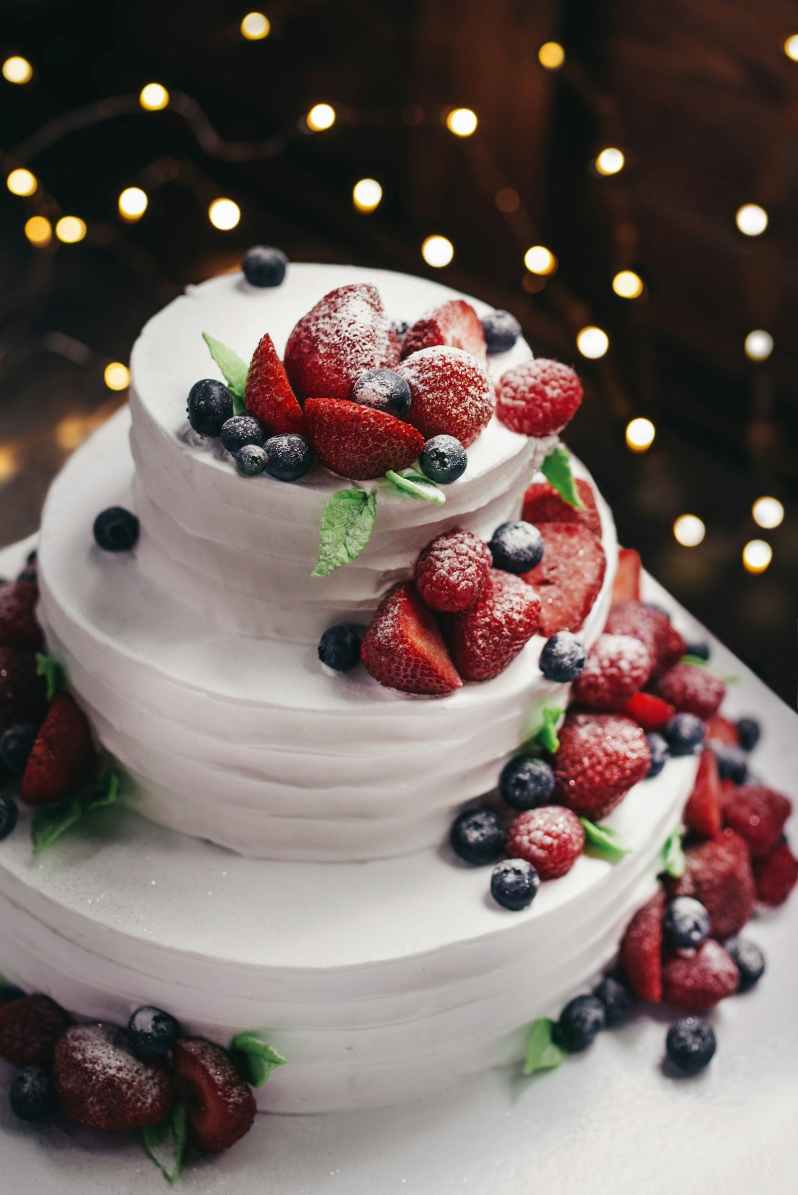 Bolo decorado com frutas vermelhas