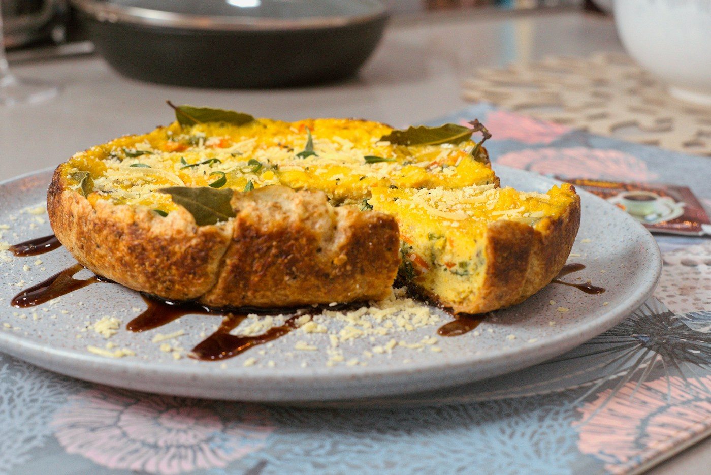 Quiche dourada com uma fatia cortada