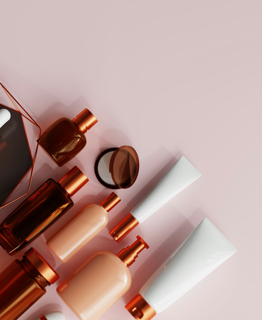 Produtos de maquiagem sobre fundo rosa