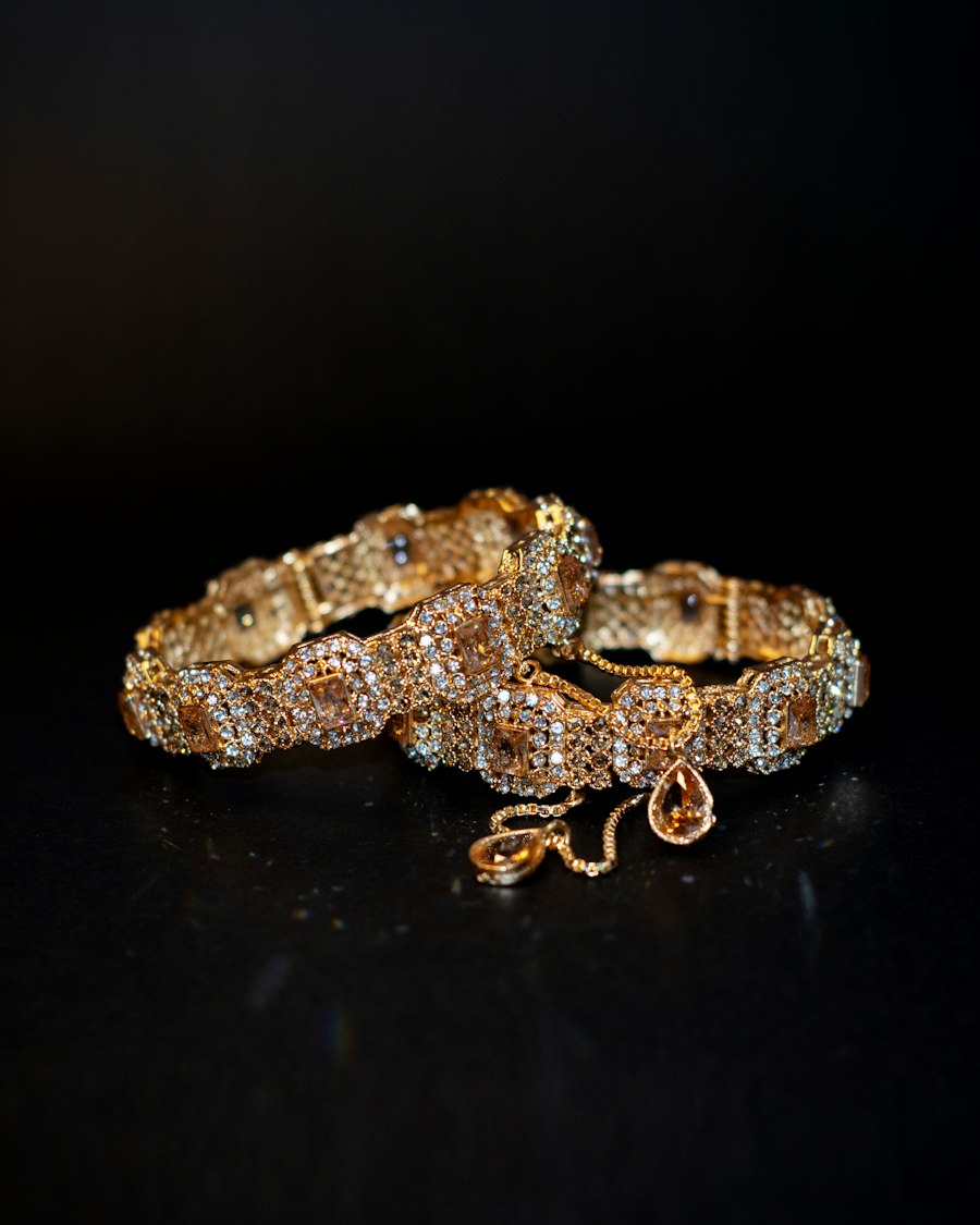 Par de pulseiras sobre uma mesa