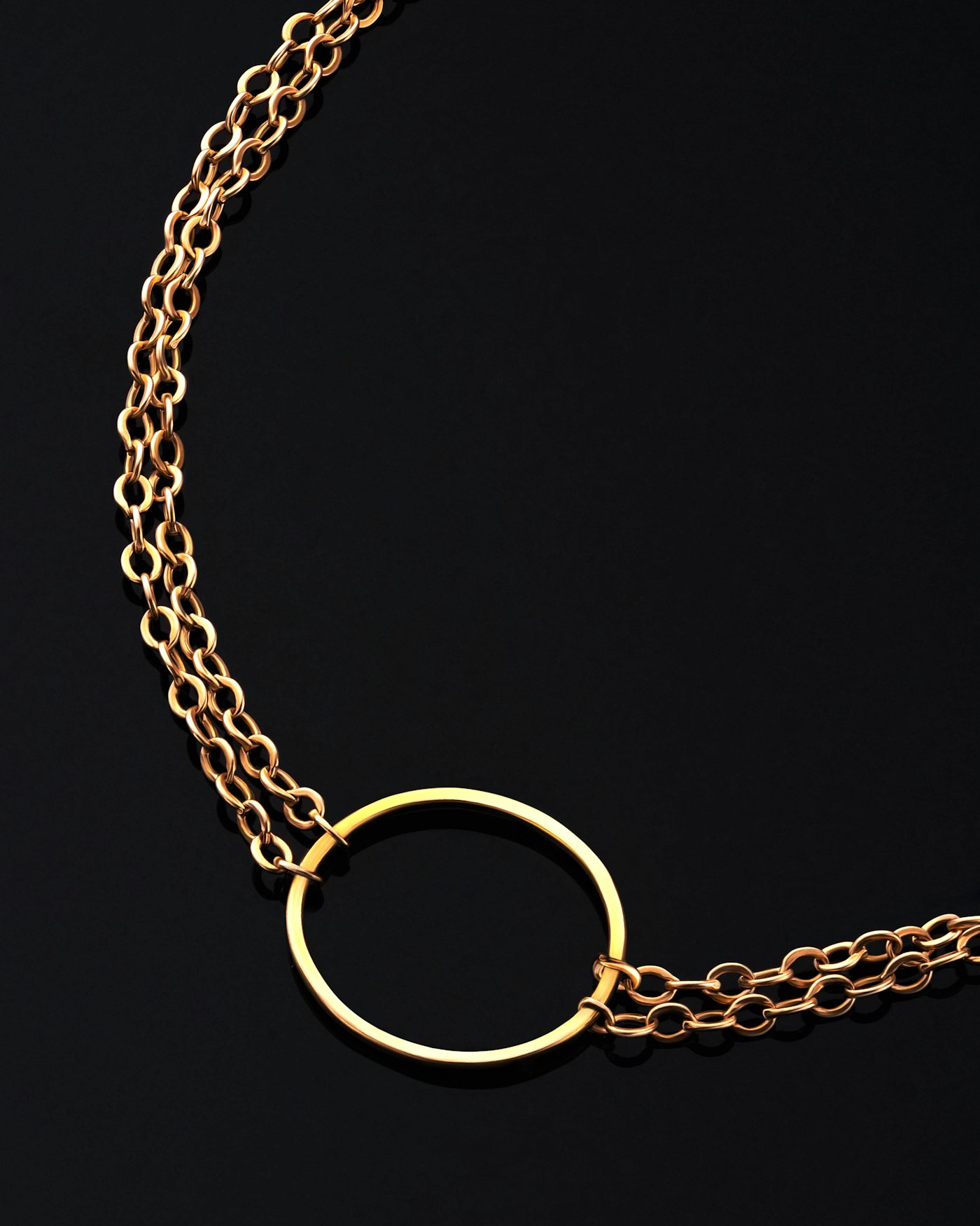 Colar dourado delicado com pingente redondo