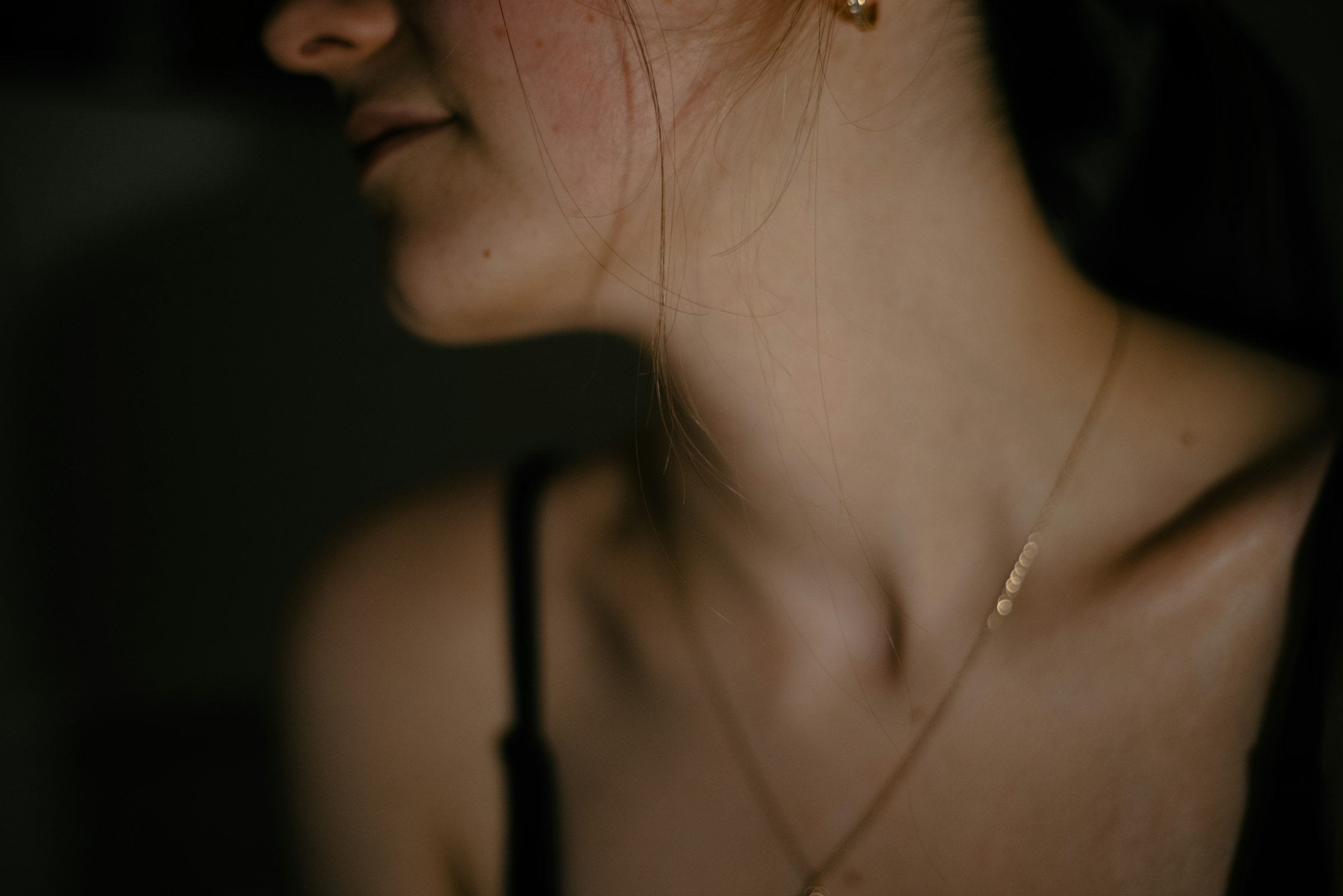 Close de mulher usando colar dourado