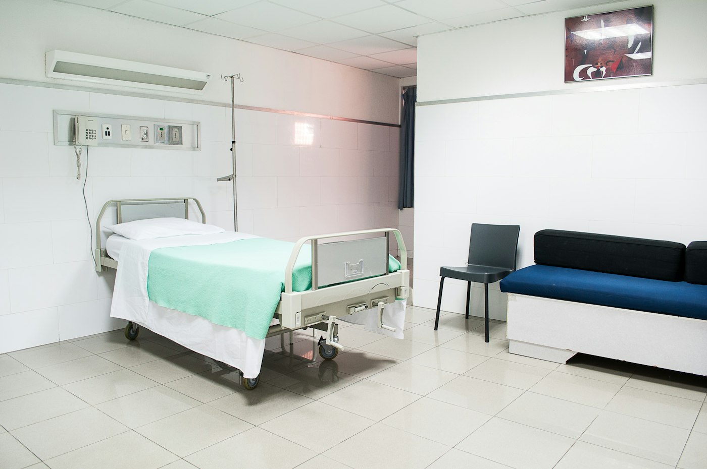 Sala de observação com leito e sofá
