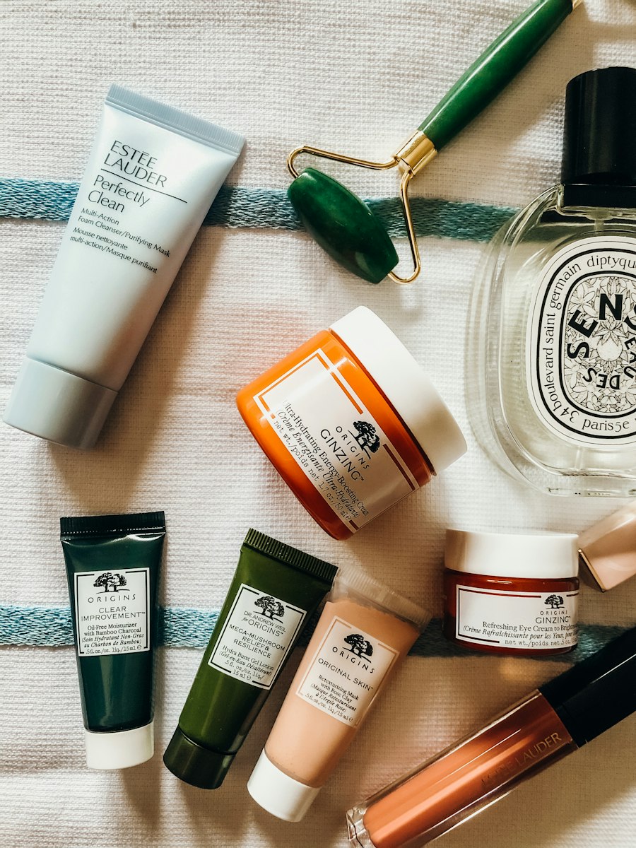 Produtos de cuidado facial sobre uma toalha listrada