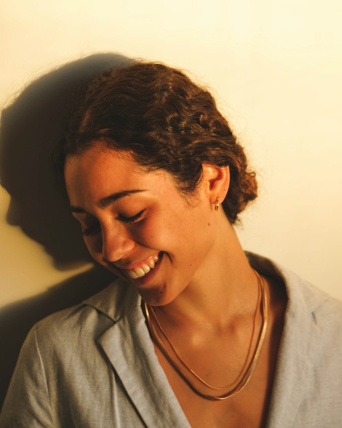 Mulher sorrindo com colar delicado