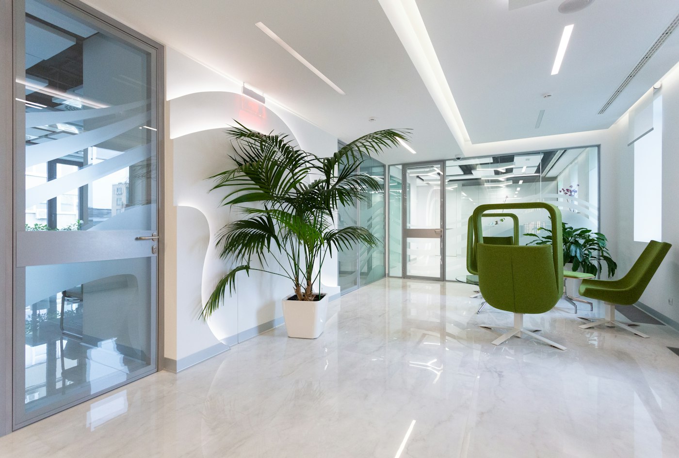 Área de circulação com planta e piso claro