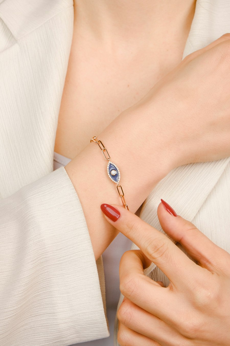 Pulso com pulseira delicada