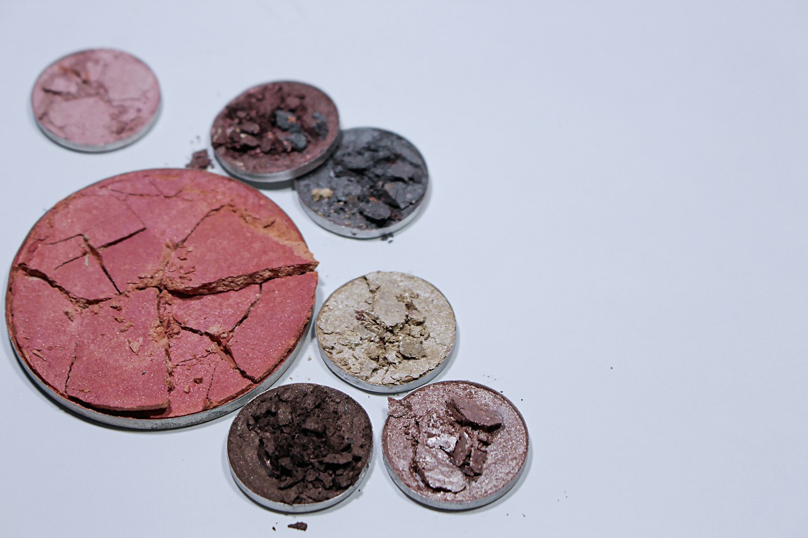 Sombras e blushes quebrados sobre fundo branco