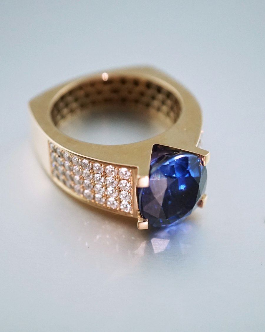 Anel dourado com pedra azul