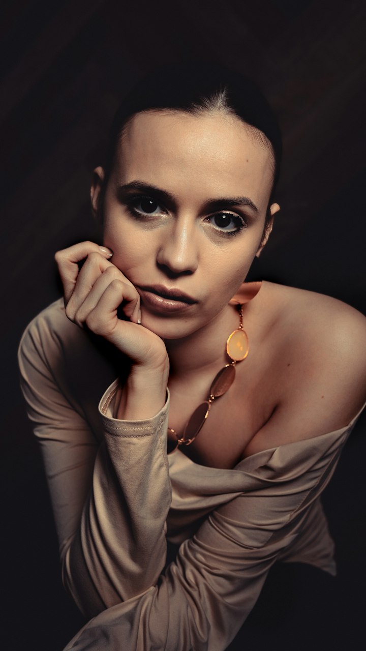 Mulher com a mão no queixo usando anéis
